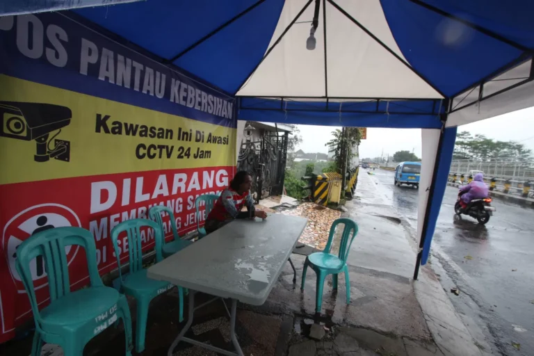 Halau-Sampah-di-Jembatan-Warga-Bangun-Pos-Pantau-3829733716