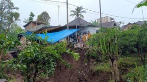 Jembatan-ambrol-di-Dusun-Sengon-Desa-Dalisodo-Kecamatan-Wagir-Kabupaten-Malang