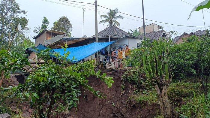 Jembatan-ambrol-di-Dusun-Sengon-Desa-Dalisodo-Kecamatan-Wagir-Kabupaten-Malang