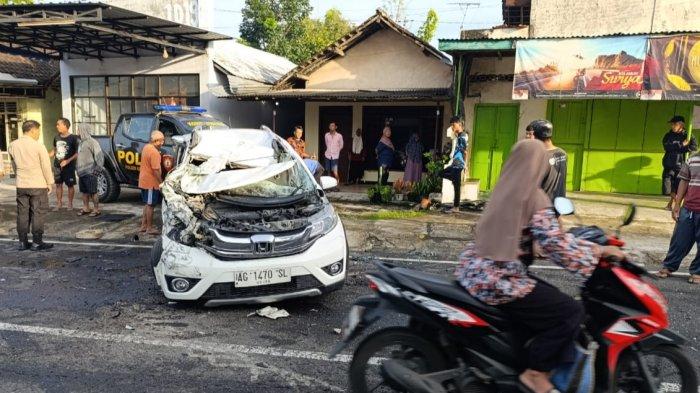 Kondisi-mobil-yang-terlibat-kecelakaan-dengan-truk-di-jalur-Blitar-Malang