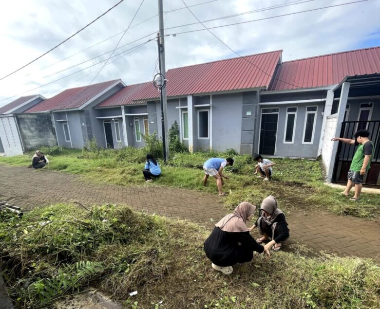 Kerja Bakti Bersih-Bersih Halaman Purikencana Blok C7 RT 36