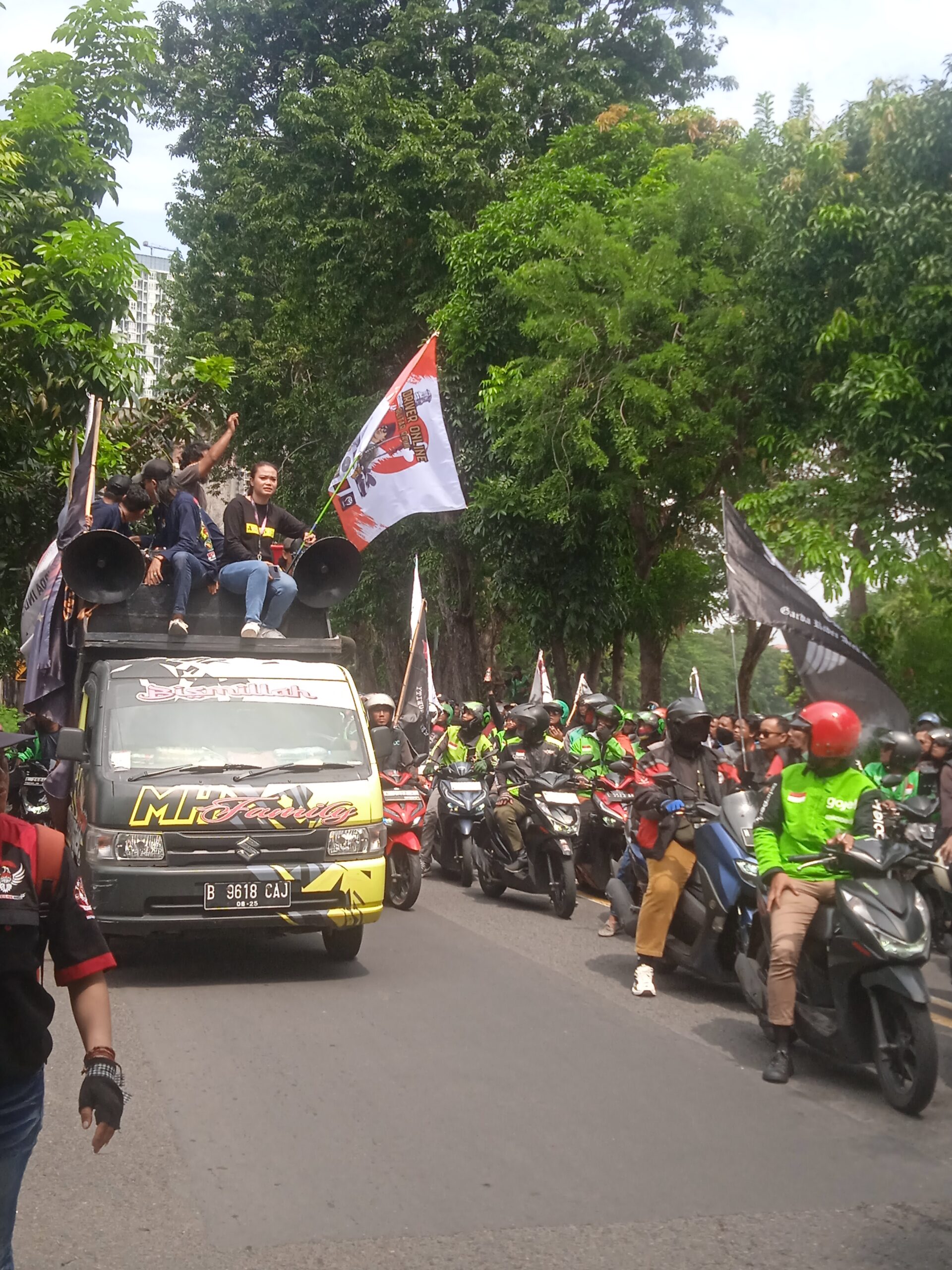Ribuan Ojol Demo dan Matikan Aplikasi