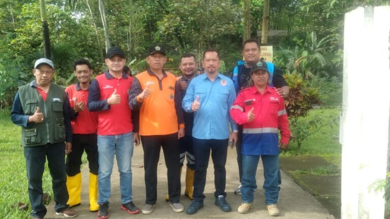 DLH Sisir Makam Dinasti Mbah Mogog Karang Besuki Lanjutkan Giat Ngalam Resik