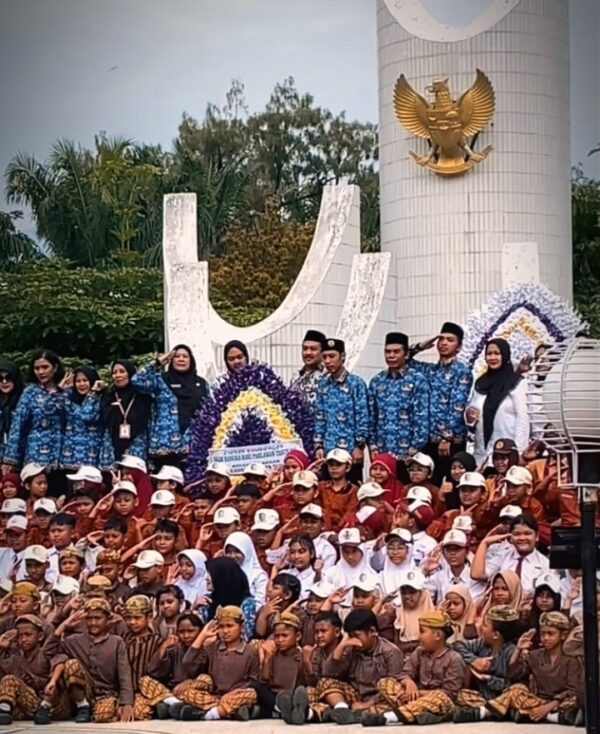 Tanamkan Nasionalisme, Siswa SDN Gadang 3 Malang Tabur Bunga di TMP Untung Suropati Peringati Hari Pahlawan 2025