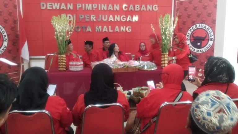 Syukuran Potong Tumpeng dan Berbagi Berkah Warnai Kegiatan Upacara HUT ke -53 PDI Perjuangan di DPC Kota Malang