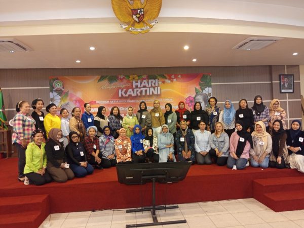 Rayakan Hari Kartini 2026, Sri Untari Dorong Kemandirian Anggota SBW Malang Lewat Seni Tata Rias