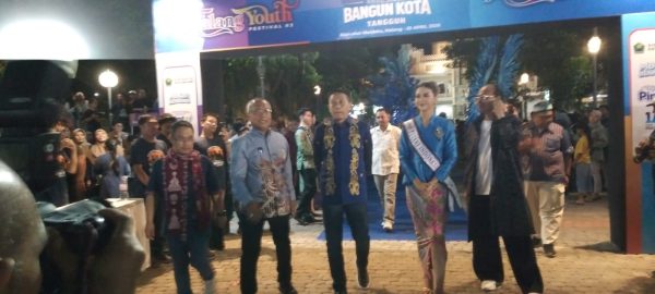 Mahasiswa Asing Terpukau Pesona Alun-Alun Malang