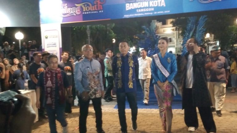 Mahasiswa Asing Terpukau Pesona Alun-Alun Malang