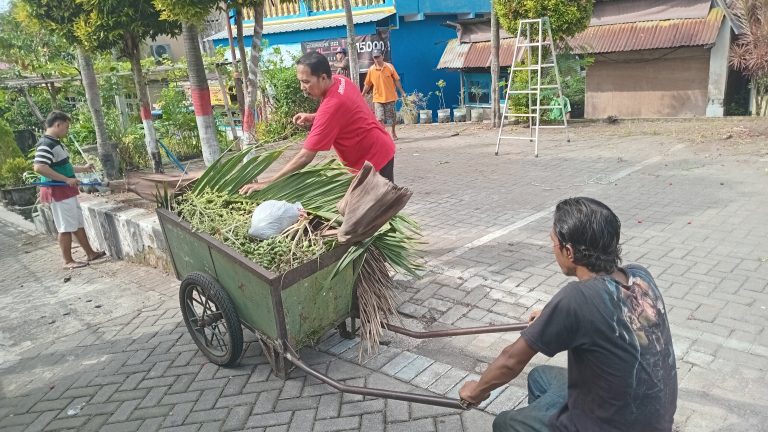 Aksi Gotong Royong, Warga RW IV Oro-Oro Dowo Gelar Kerja Bakti Massal