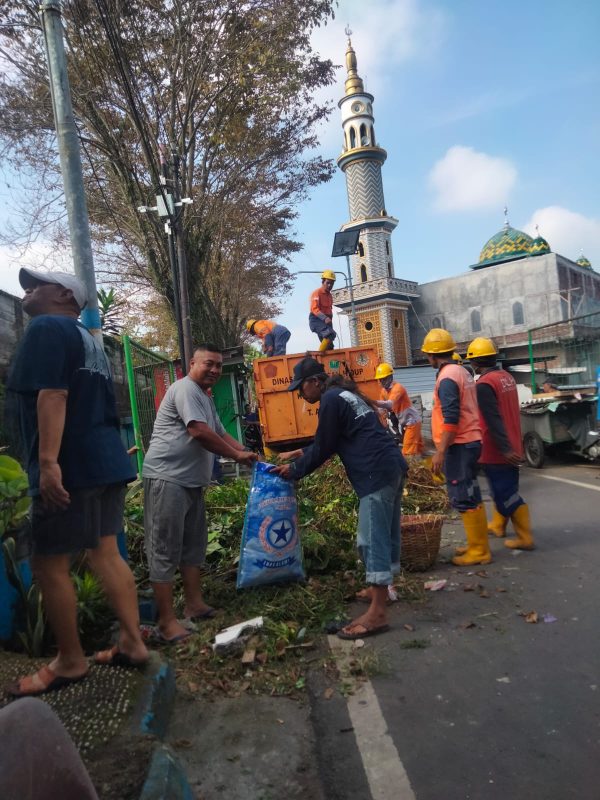 Aksi Gotong Royong Warga Pisang Candi Malang Bersihkan DAS