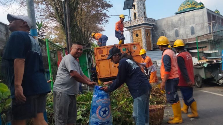 Aksi Gotong Royong Warga Pisang Candi Malang Bersihkan DAS