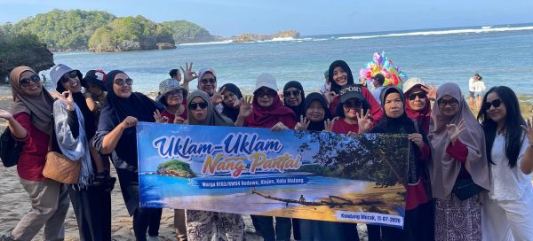 Gelar Arisan dan Uklam-Uklam Seru di Pantai Kondang Merak