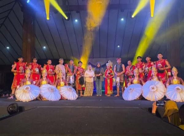Pikat Ribuan Anak Muda, Sri Untari Puji Gelaran Topeng Panji di Malang