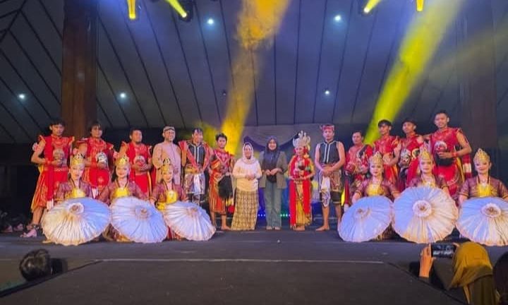 Pikat Ribuan Anak Muda, Sri Untari Puji Gelaran Topeng Panji di Malang