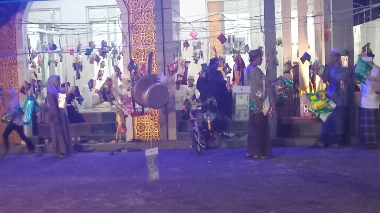 Meriah! Tradisi Rebutan Snack Maulid Nabi di Perumahan Puri Kencana Wagir