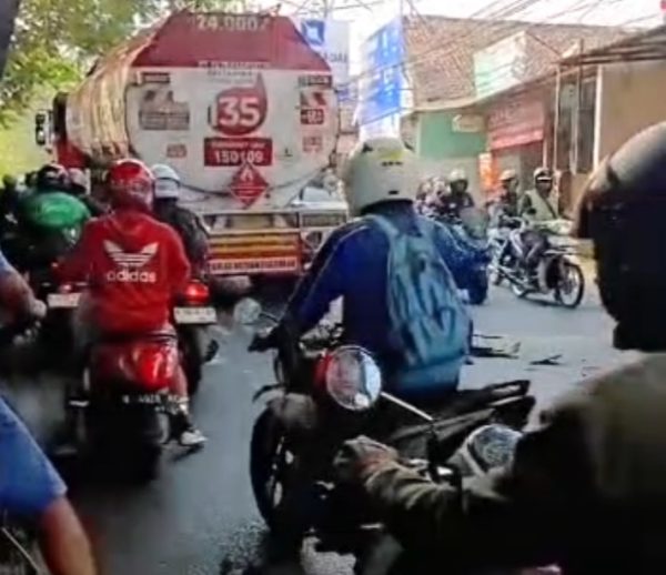 Tabrakan Motor dan Truk Tangki di Jalan Muharto