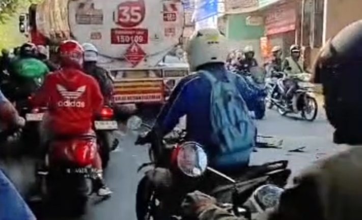 Tabrakan Motor dan Truk Tangki di Jalan Muharto