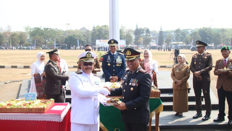 Sinergi TNI-Polri di Malang: Polresta Kirim 7 Tumpeng HUT TNI