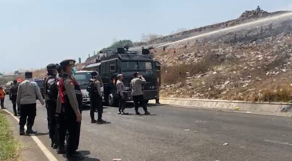Polresta Malang Kota Terjunkan Water Cannon Padamkan Kebakaran TPA Supit Urang
